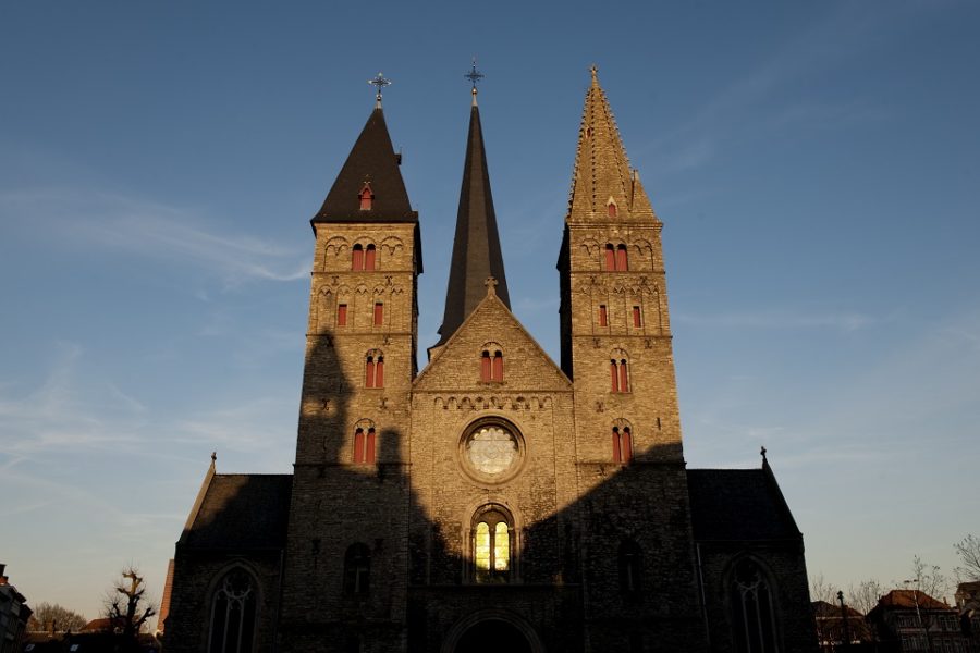 De zonsondergang op de Sint-Jacobskerk in Gent