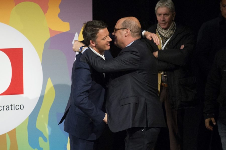 Matteo Renzi en Nicola Zingaretti omhelsden elkaar nog in 2018. Vandaag splitsen
de wegen.