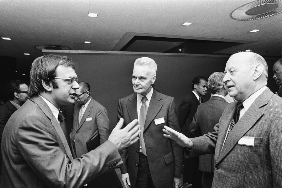 Jan Tinbergen (m) met toenmalig minister Jan Pronk (l) en Philippe de Seynes op
een symposium in Den Haag (1975)