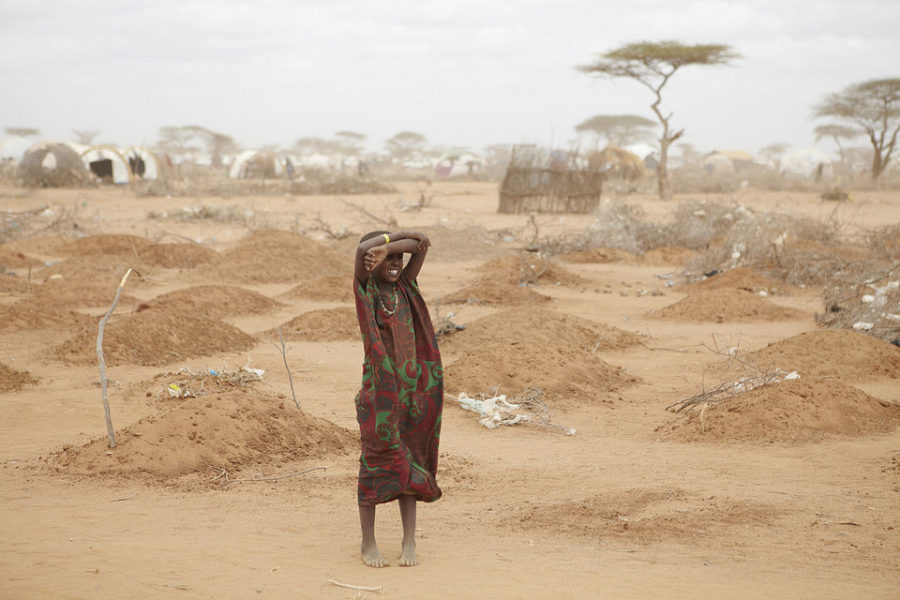 Een meisje staat tussen kindergraven aan de rand van Dadaab, Kenia, tijdens de
grote droogte van 2011.