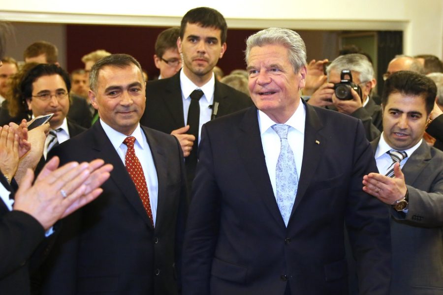 Turgut Öker (links) viert Newruz met toenmalig Duits president Joachim Gauck in
2014. Öker woont in Duitsland, maar kan momenteel Istanbul niet verlaten door
een reisverbod van de Turkse justitie