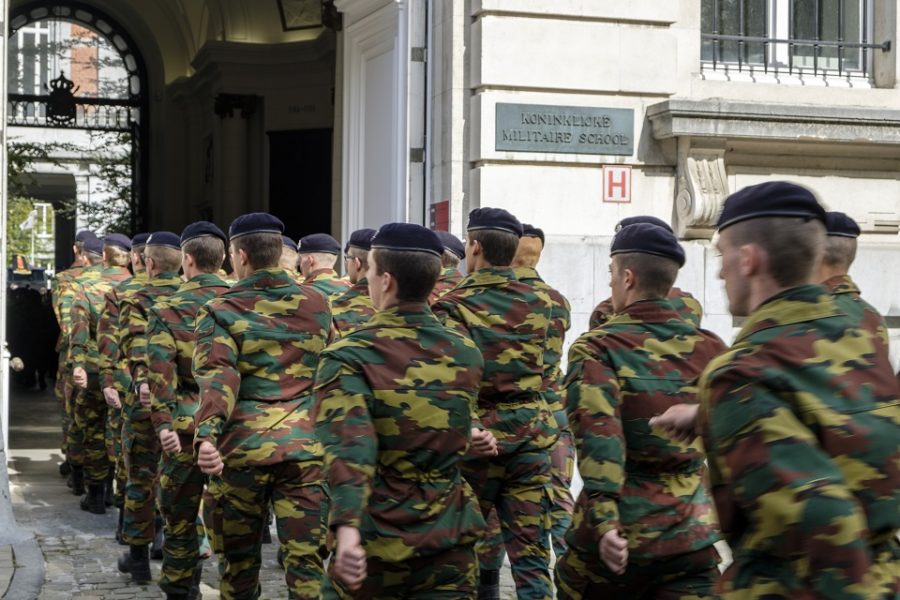 Nieuwe officierskandidaten lopen de Koninklijke Militaire School binnen. De
uitval is hoog, de rekrutering moeilijk en de kandidaten te weinig divers