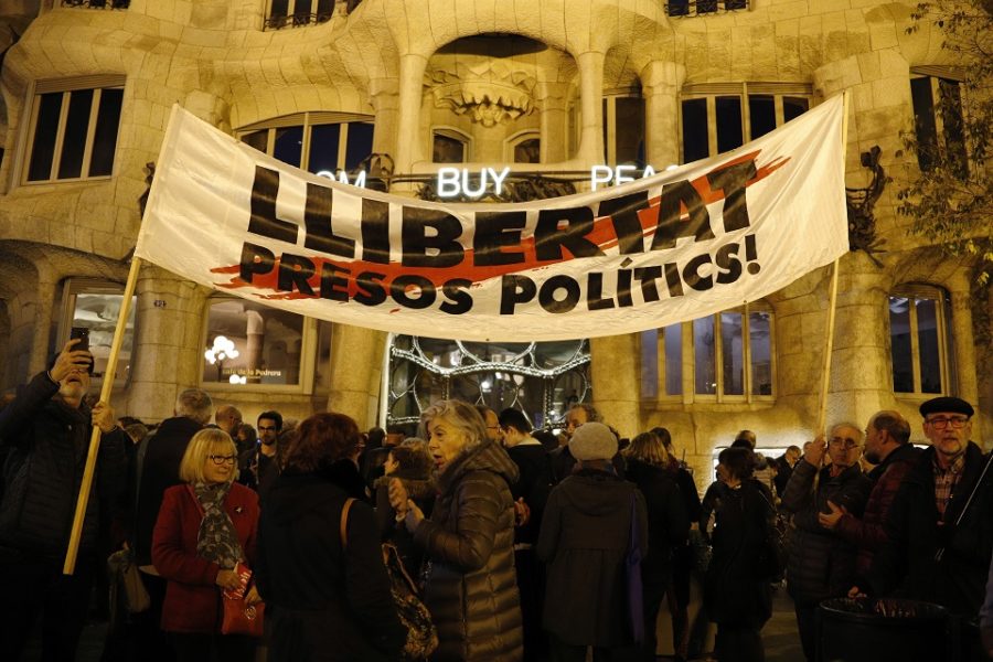 Demonstranten in Barcelona vragen de vrijlating van de politieke gevangenen.