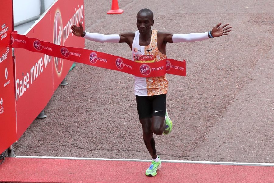 Recordbreker Eliud Kipchoge, hier nog op een Londense marathon in 2019.