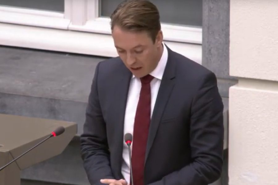 Sam van Rooy tijdens zijn vraagstelling in het Vlaams parlement.