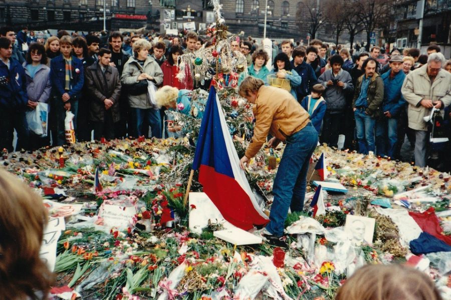 
Vaclav Havel met demonstranten tijdens de protesten van de Fluwelen Revolutie in
Praag.