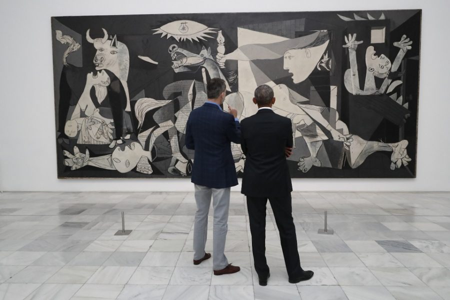 ‘Dit schilderij is niet “schoon”, maar toont de lelijkheid van de oorlog… Daarom
is het ook kunst van de bovenste plank’. Pablo Picasso’s ‘Guernica’ wordt
bewonderd door Koning Felipe en Barack Obama