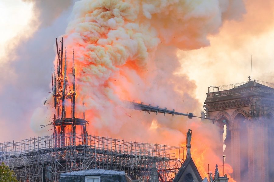Het moment waarop de beroemde flèche instort tijdens de brand in Notre-Dame