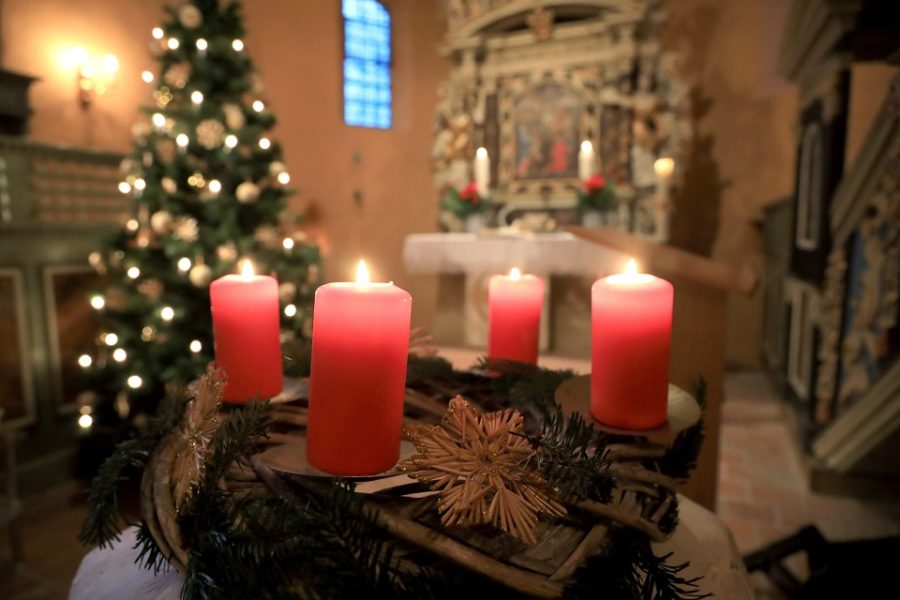 Een adventskrans en kerstboom in een kerk in Duitsland.