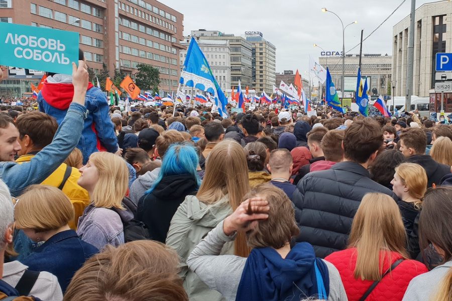 Betoging in Moskou voor vrije verkiezingen. Op één van deze bijeenkomsten werd
Zhoekov opgepakt.