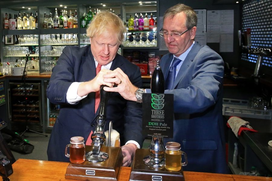 Boris Johnson en de nieuw verkozen Conservatief voor Sedgefield, Paul Howell,
tappen een biertje in de Sedgefield Cricket Club.