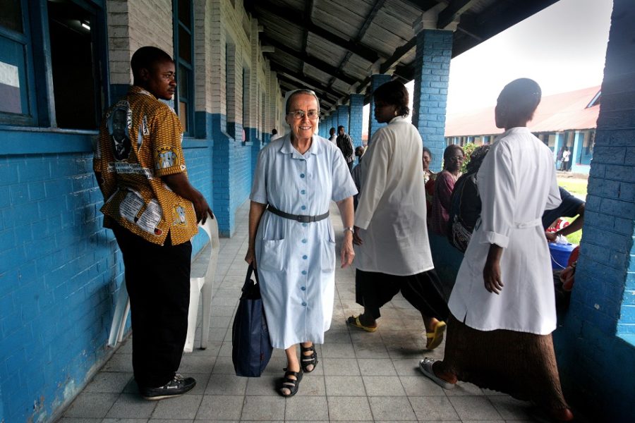Zuster Angelèle wandelt in de gangen van de paveljoenen van het staatsziekenhuis
van Kinshasa. (2006)
De missiezuster vangt de zieken en gehandicapten op die verstoten door de
familie op straat belanden.