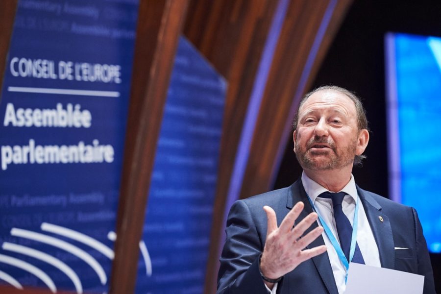 Rik Daems spreekt als pas verkozen voorzitter de Parlementaire vergadering van
de Raad van Europa toe.