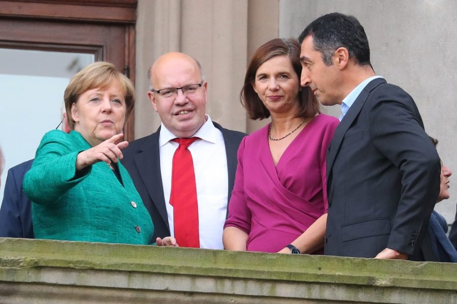 Angela Merkel met Peter Altmaier (CDU), Katrin Göring-Eckardt (Grüne) en Cem
Özdemir (Grüne).