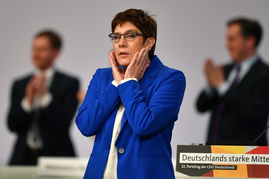 Kramp-Karrenbauer maakt haar ontslag als voorzitter van de CDU bekend.