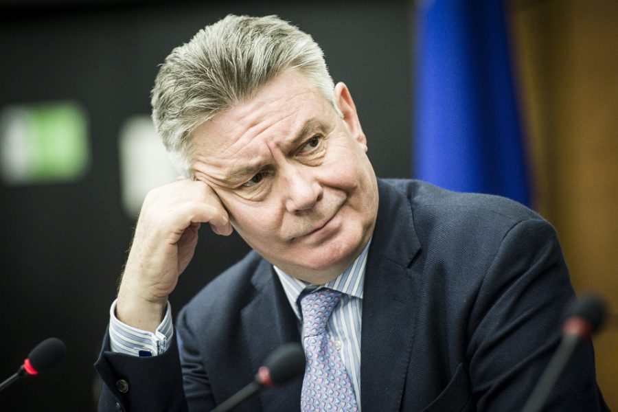 Karel De Gucht zat vroeger niet verlegen om straffe Vlaamse uitspraken. Vandaag
maakt hij, samen met zijn partij, een stevige volte face