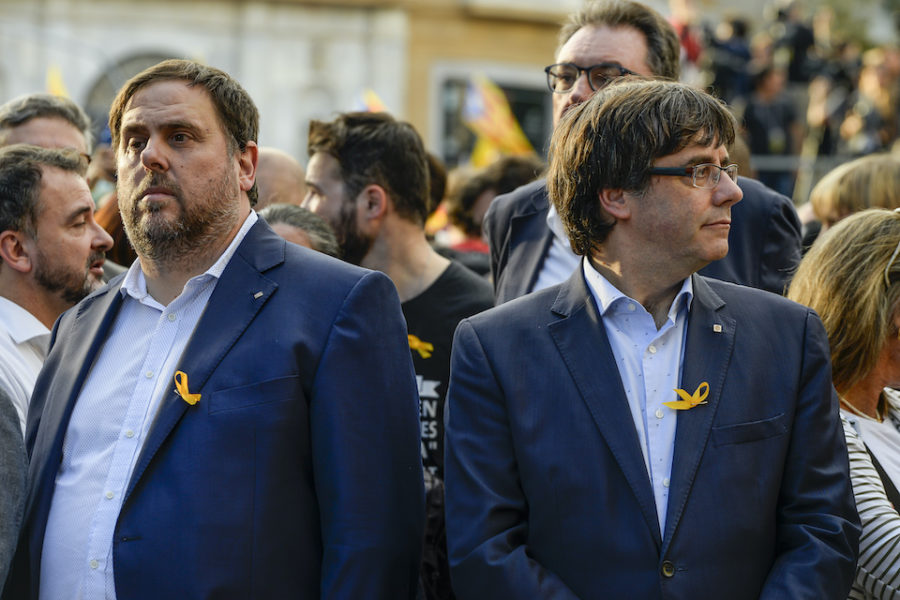 Volgens de Groenen in het Europees Parlement is er een goede weg om
zelfbeschikking na te streven (met Oriol Junquears, links) en een slechte weg
(met Carles Puigdemont, rechts).
