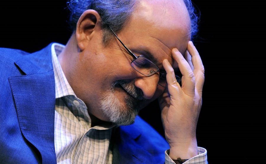 Rushdie tijdens de voorstelling van zijn fatwa-memoires