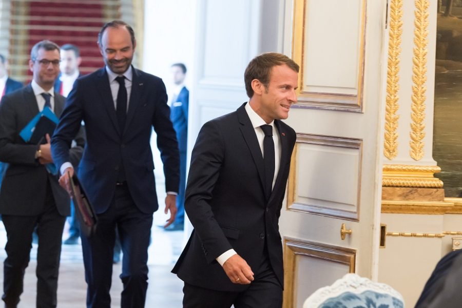 Macron en Philippe op een kabinetsvergadering. Moeten in Frankrijk de
verkiezingen uitgesteld omwille van de coronacrisis?
