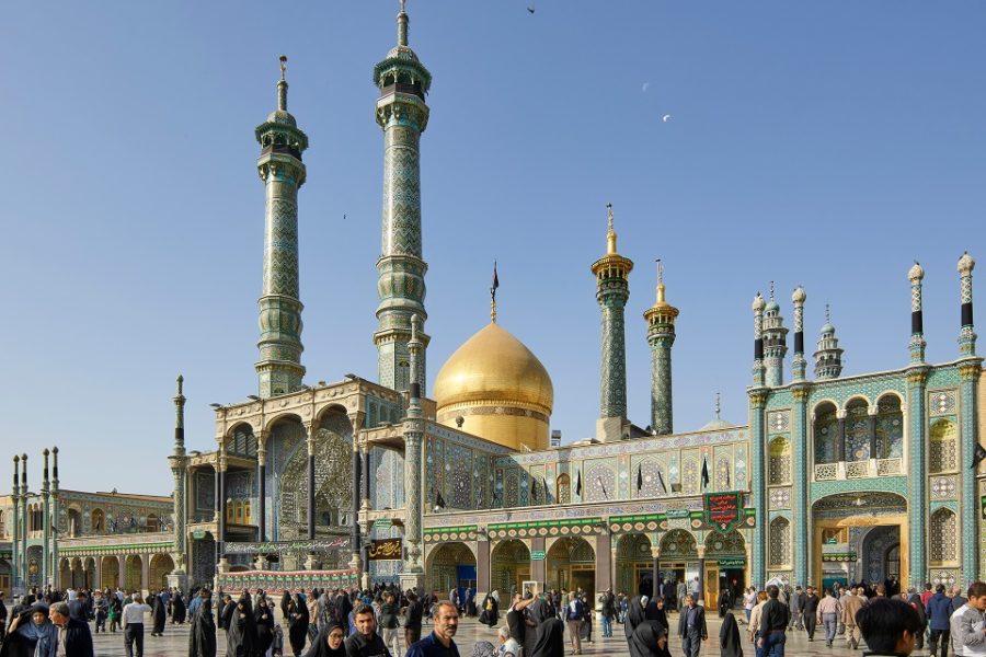 Het mausoleum van Fatima is een bedevaartsoord dat bezoekers uit de hele wereld
aantrekt. Zieken komen er heen, hopend op genezing.