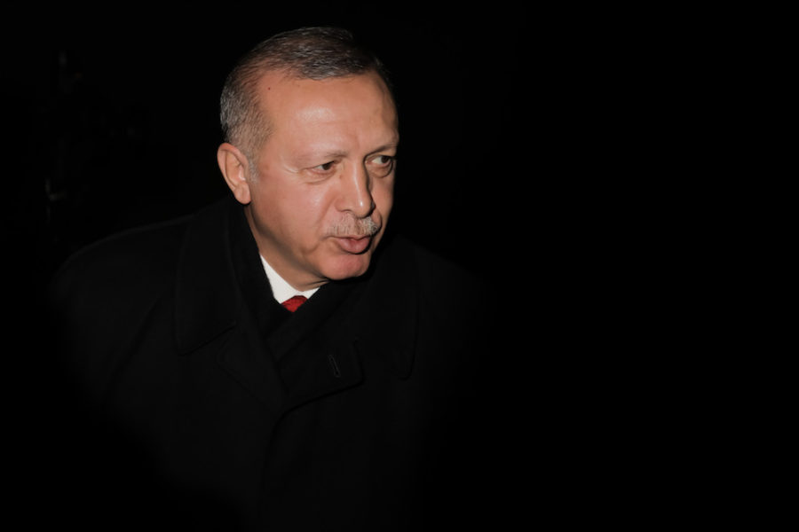 Erdoğan komt steeds meer in nauwe schoentjes.