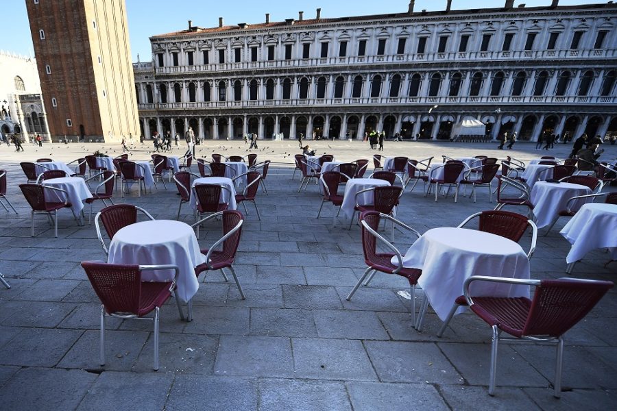 In Italië blijven – eindelijk – de terrasjes leeg.