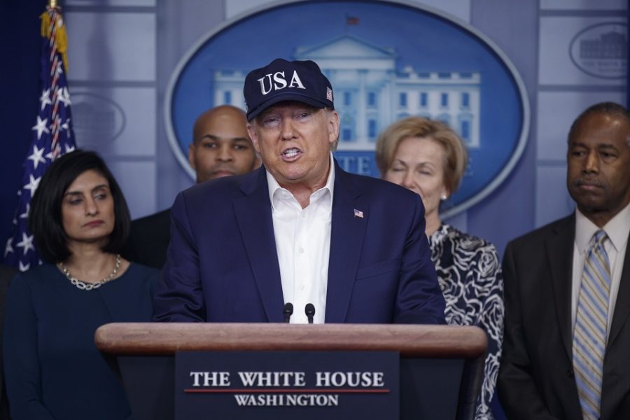 President Donald Trump, met leden van de COVID-19 task force, tijdens een
persconferentie in het Witte Huis.