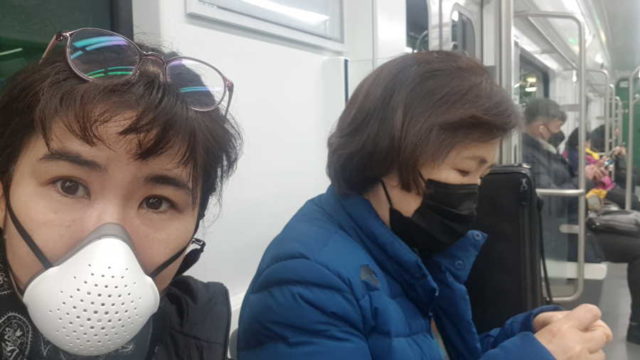Sangeun Shin op de metro in Korea