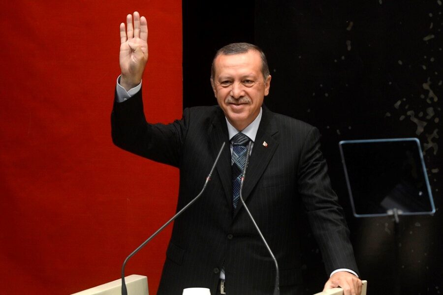 President Erdogan maakt het Rabiateken.