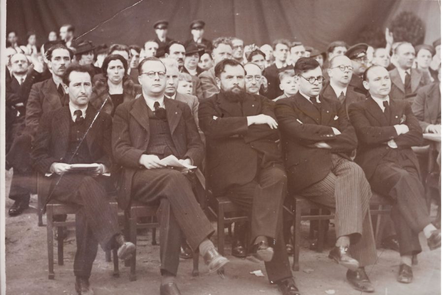 Hendrik Elias ( tweede van links)