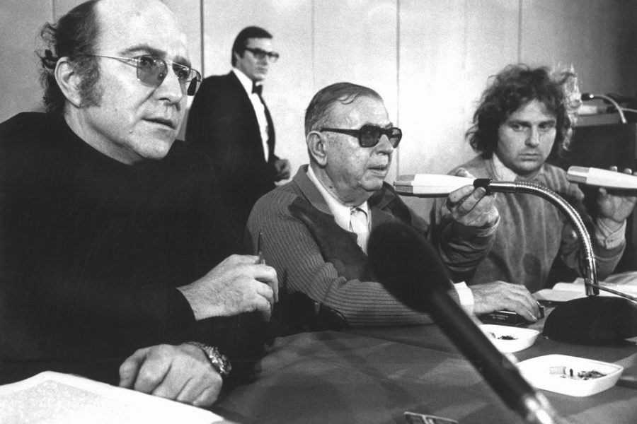 Sartre (m.) met Klaus Croissant (l.), advocaat van de RAF, en Daniel Cohn-Bendit
(r.), 4 december 1974. Na een bezoek aan RAF-terorrist Andreas Baader
beschuldigde Sartre in de persconferentie West-Duitsland van foltering en eiste
hij een internationaal comité ter verdediging van de anarchistische RAF.