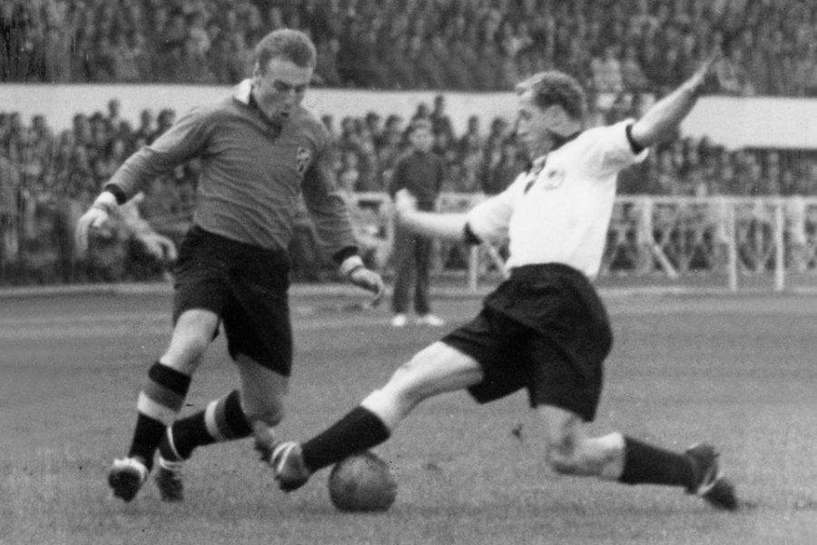 Rik Coppens (links) liet in 1954 Werner Liebrich alle kanten van het veld zien.