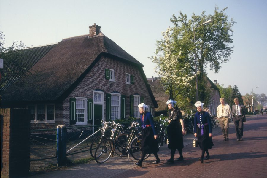 Nederlandse Protestanten in traditionele klederdracht