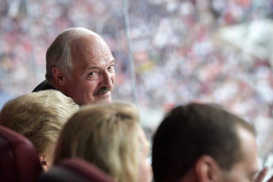 De Wit-Russische president Lukashenko woont de Wereldbekerfinale voetbal bij in
2018. Ook in volle coronacrisis gaat de Wit-Russische competitie gewoon door.