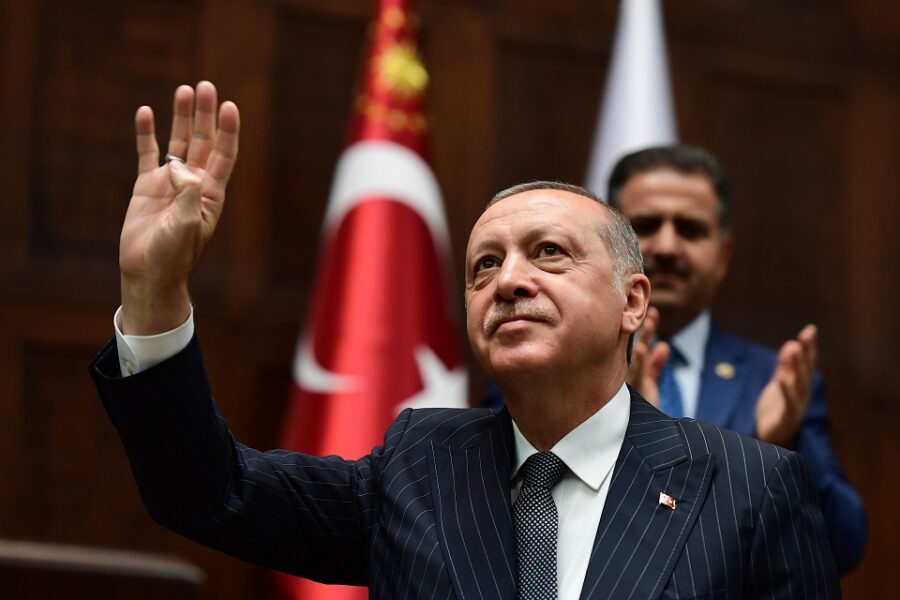 De ultranationalistische MHP heeft meer toenadering gezocht tot de AKP, de
regerende partij van Erdoğan.