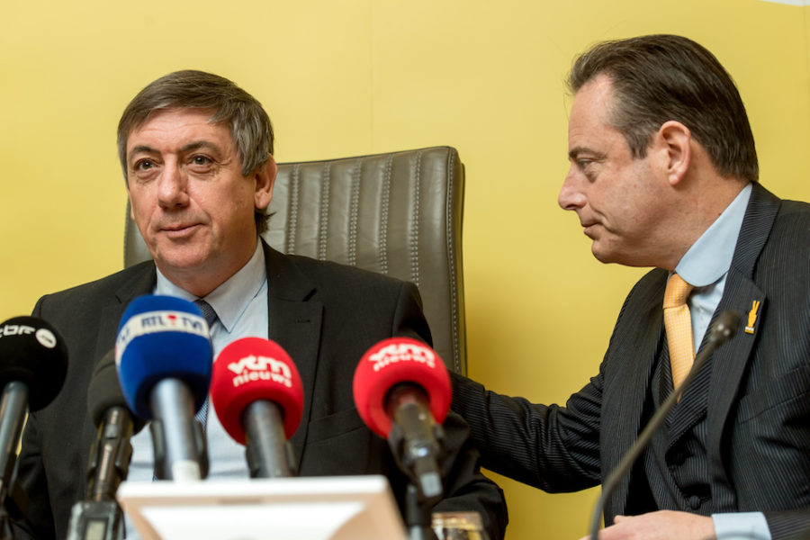 Bart De Wever, afwezig burgemeester, naast Jan Jambon, minister-president op
zoek naar staatsmanschap.