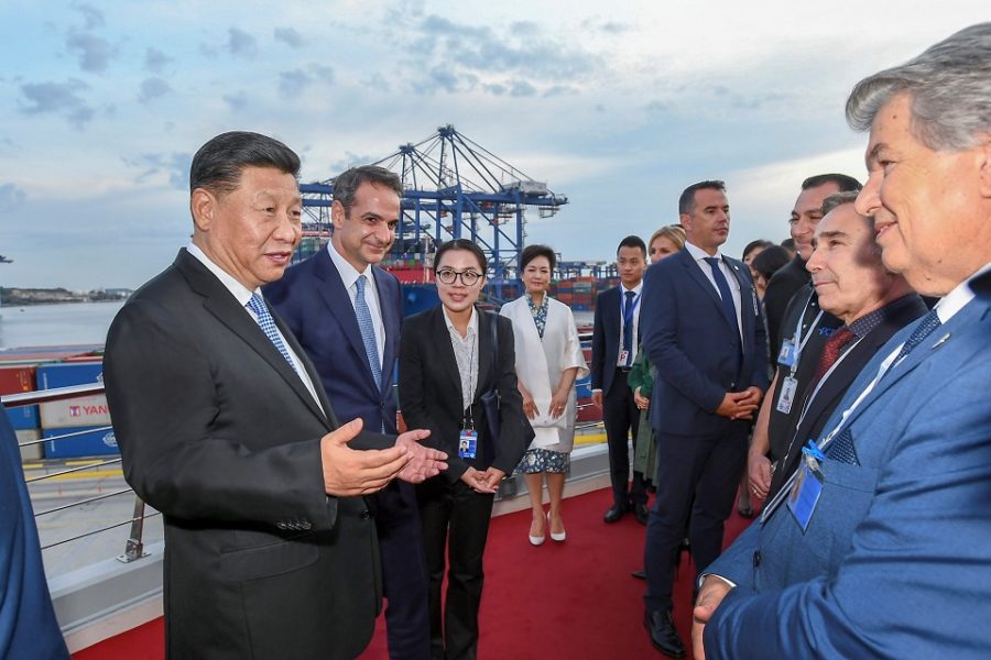 Xi Jinping op bezoek in de haven van Piraeus (Griekenland), die beheerd wordt
door het Chinese staatsbedrijf Cosco.