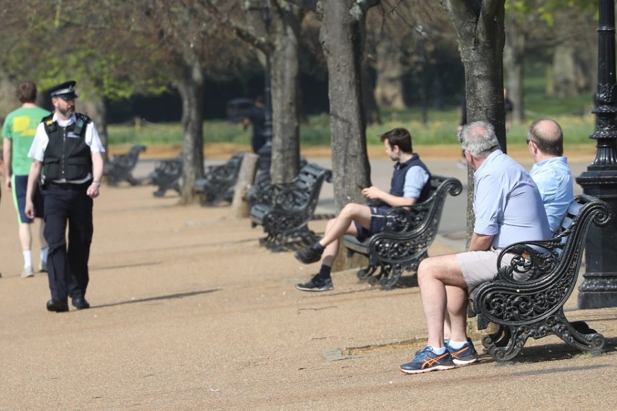 Uitrusten op een bank in het park: hoe lang is té lang?
