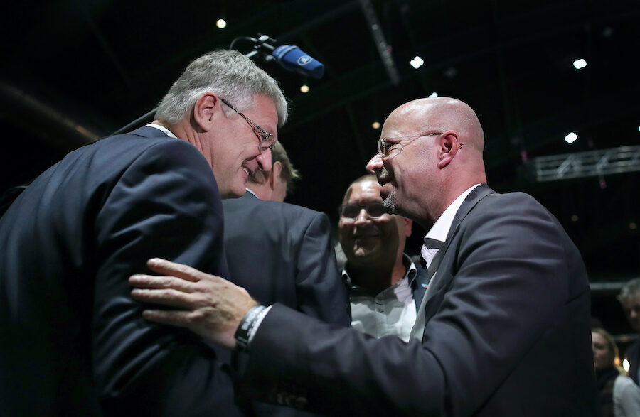 Jörg Meuthen en Andreas Kalbitz, op het AfD-ledencongres van 1 december 2019:
toen nog politieke vrienden.