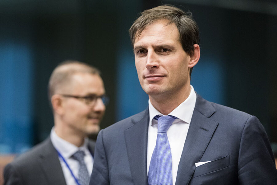 De Nederlandse minister van Financiën Hoekstra kreeg de afgelopen maanden
vrijwel heel Zuid-Europa over zich heen omdat hij zich bleef verzetten tegen de
invoering van eurobonds in de eurozone.