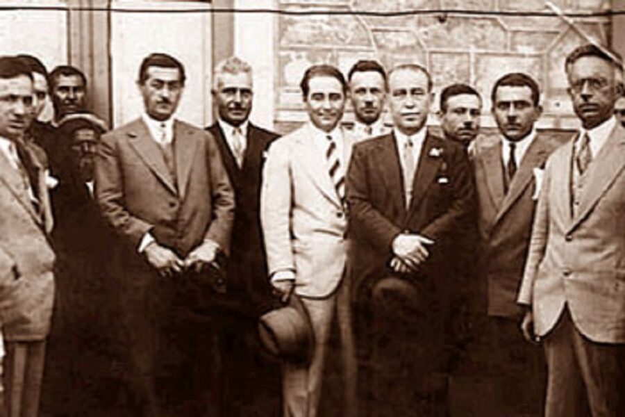 Leden van de Demokratik Parti. Adnan Menderes staat in het midden, met
gestreepte das.