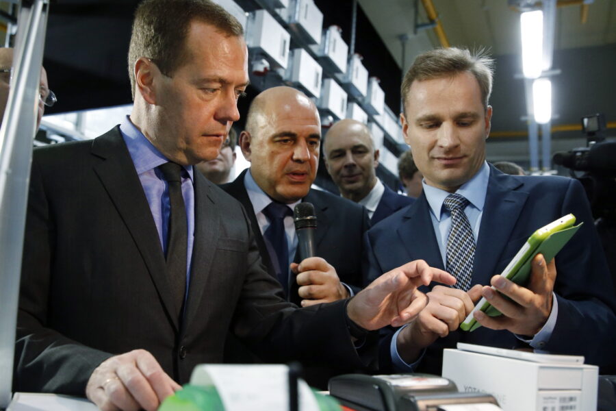 Mikhail Misjoestin naast zijn voorganger Dmitry Medvedev