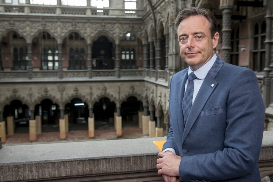 Bart De Wever in de Antwerpse Handelsbeurs: kan N-VA de spreidstand tussen
globalisme en lokale gemeenschap dichten?