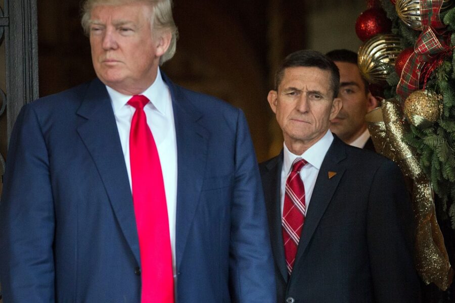 Flynn en Trump in Trumps buitenverblijf in Florida, 21 december 2016. Flynn
schaarde zich al vroeg achter Trump, maar gaf in februari 2017 ontslag.