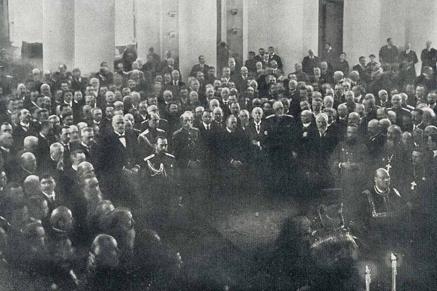 Tsaar Nicolaas II in de Staatsdoema. Na de revolutie in 1905 zag tsaar Nicolaas
II zich genoodzaakt hervormingen door te voeren. Zo werd onder meer de
Staatsdoema opgericht, een wetgevende volksvertegenwoordiging waarmee de tsaar
de macht moest delen.