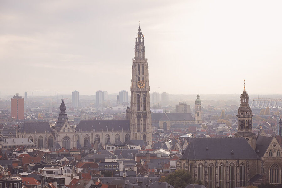 Erik De Bruyn: Ik weet echt wel dat Antwerpen geen braaf stadje is, nooit
geweest is en nooit zal zijn. Anekdotes genoeg. En toch ken ik mijn stad nog
steeds als de gastvrije vestzakmetropool die haar welvaart te danken heeft aan
haar openheid en diversiteit.