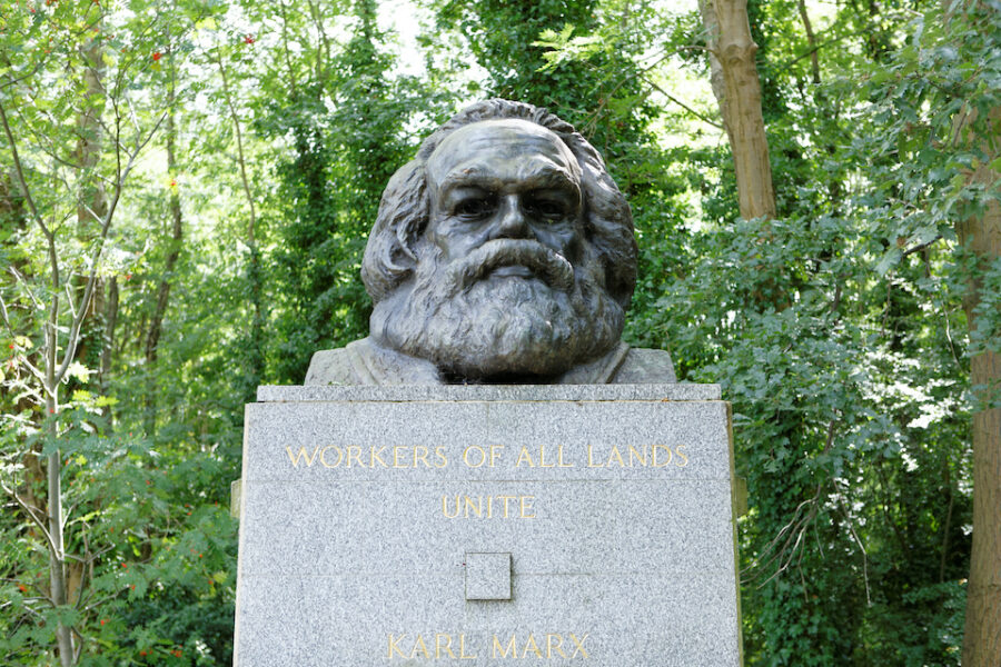 Het graf van Karl Marx op Highgate Cemetery in Londen.