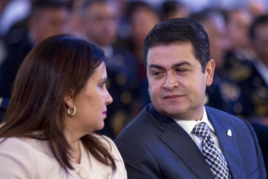 De Hondurese president Juan Orlando Hernández en zijn echtgenote Ana García
testten beiden positief voor Covid-19. De president is intussen opgenomen in het
ziekenhuis voor verdere behandeling, zijn vrouw is asymptomatisch.