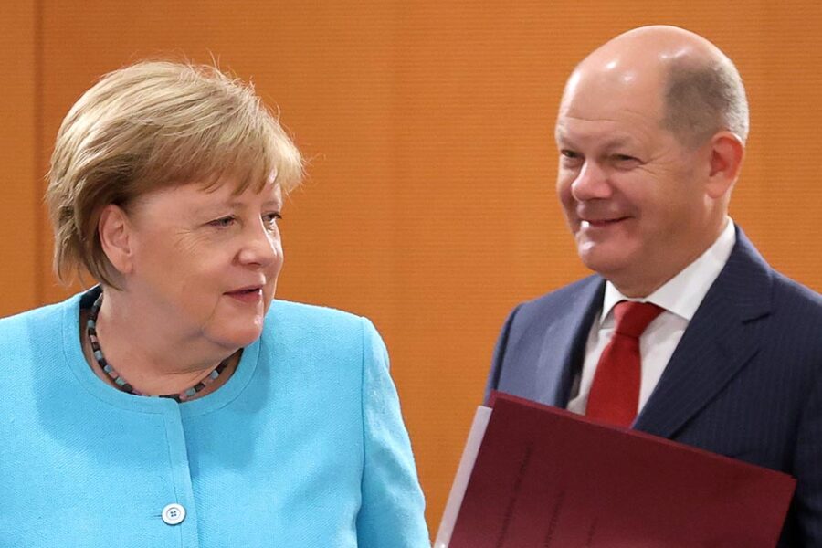 Olaf Scholz neemt de fakkel over van Angela Merkel als Duits kanselier en
lanceert meteen ambitieuze plannen.