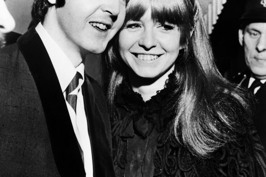 Paul McCartney en Jane Asher in 1968.